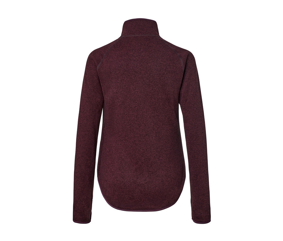 Detailansicht der Rückseite einer weinroten Strickfleece-Jacke.