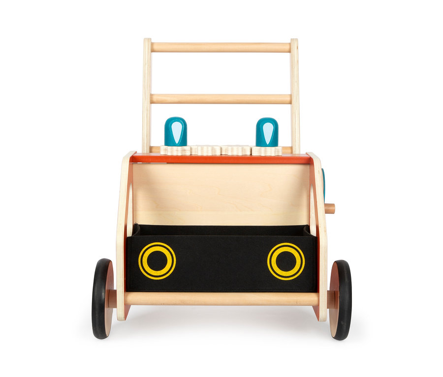 small foot Lauflernwagen Feuerwehr aus Holz mit schwarzem Stoffkorb und gelben Kreismotiven.