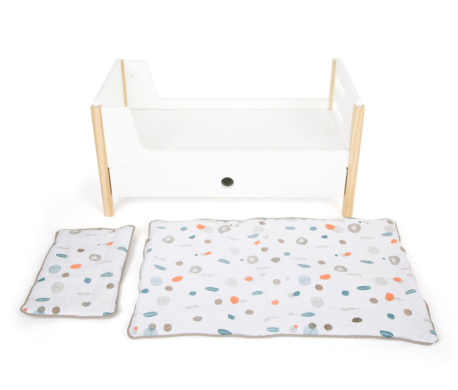 Ein weißes small foot Puppenhochbett »Little Button« mit Holzbeinen und einer weißen Decke und Kissen mit Aufdruck.