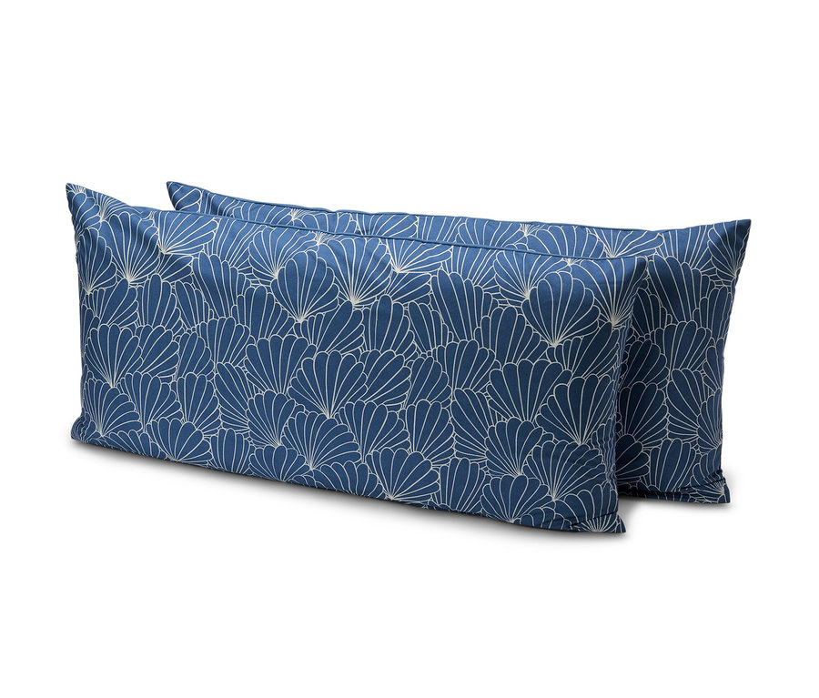 Zwei blaue Microfaser-Kopfkissenbezüge mit weißem Muster, ca. 80 x 40 cm.
