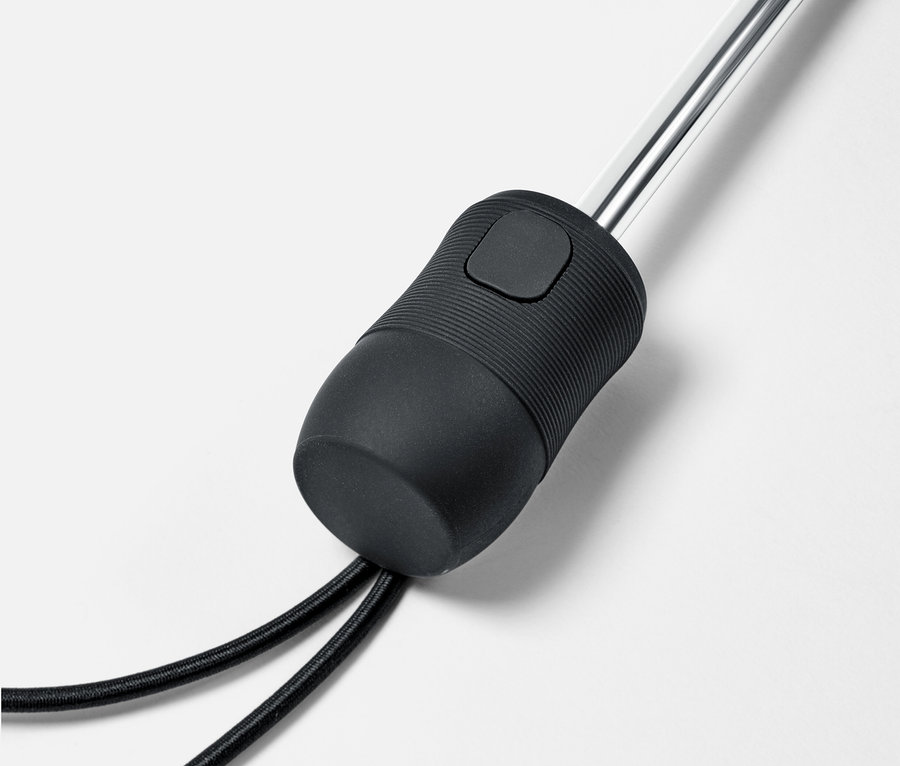 Detailansicht eines Automatik-Taschenschirms mit schwarzem Griff und silberner Stange.