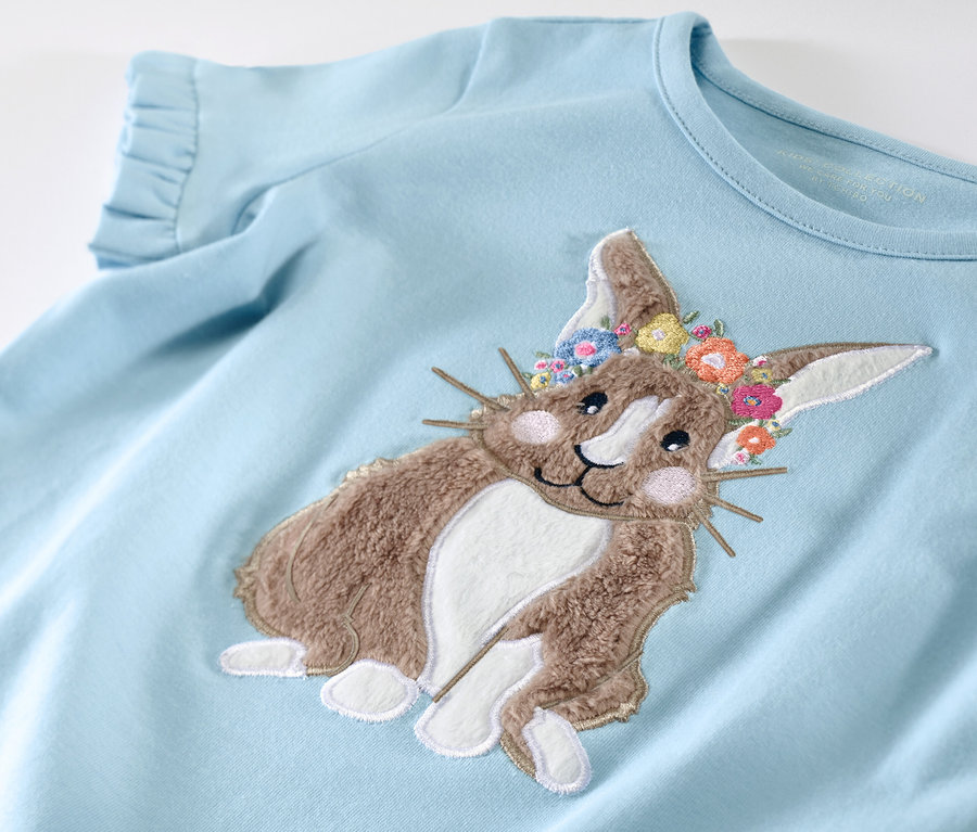 Hellblaues Kinder-T-Shirt mit Hasen-Applikation und Blumenkranz.