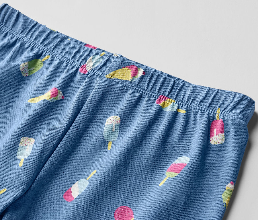 Detailaufnahme einer blauen 2 ¾-Kinder-Leggings mit Eiscreme-Motiv.