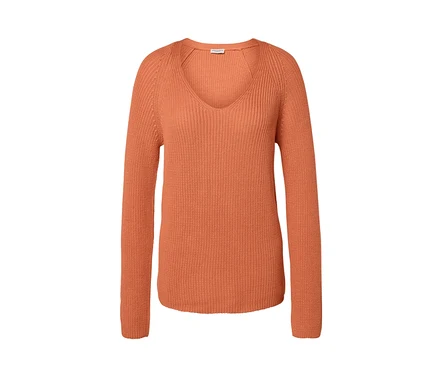 Pfirsichfarbener Strickpullover mit V-Ausschnitt.