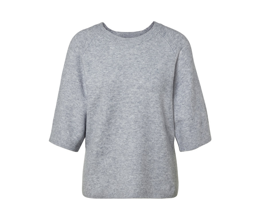 Grauer Strickpullover mit kurzen Ärmeln.