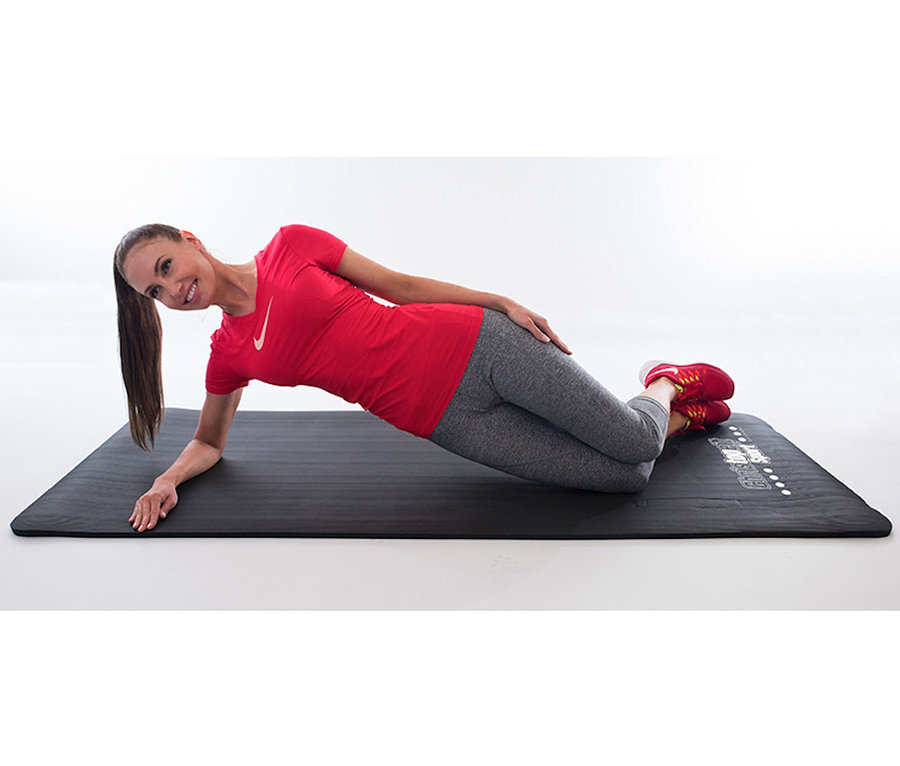 Frau macht seitlichen Unterarmstütz auf einer schwarzen Christopeit Fitnessmatte »NBR«.