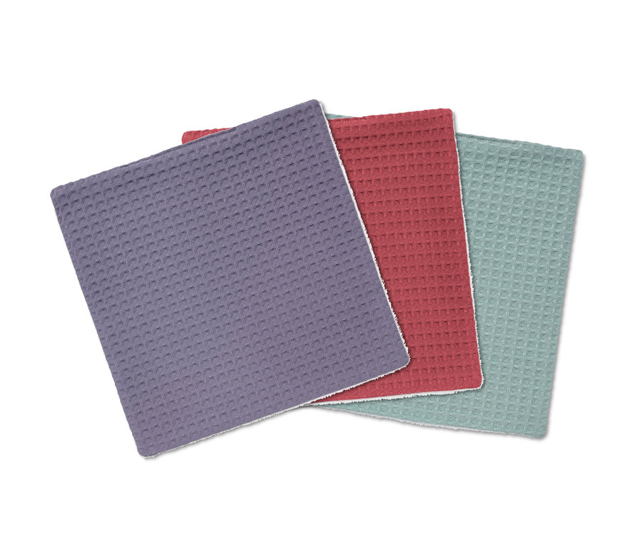 Drei Spültücher in Lila, Rot und Hellblau.