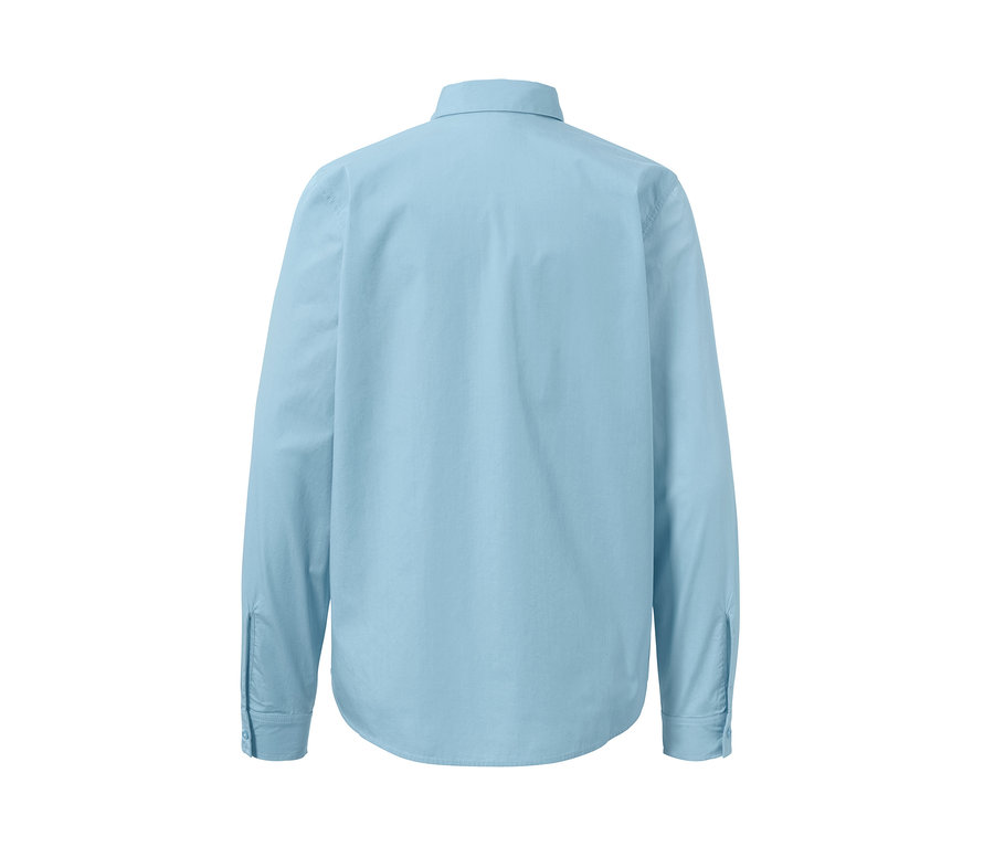 Rückansicht einer hellblauen Hemdbluse.