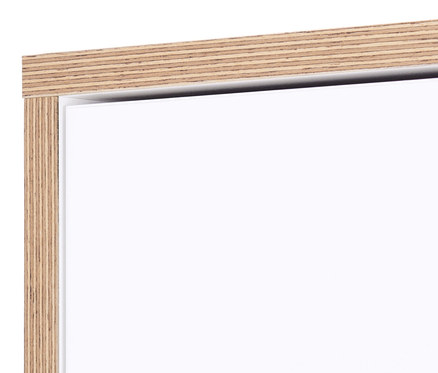 Detail einer Ecke eines hohen Büroschranks mit Furnierkante.
