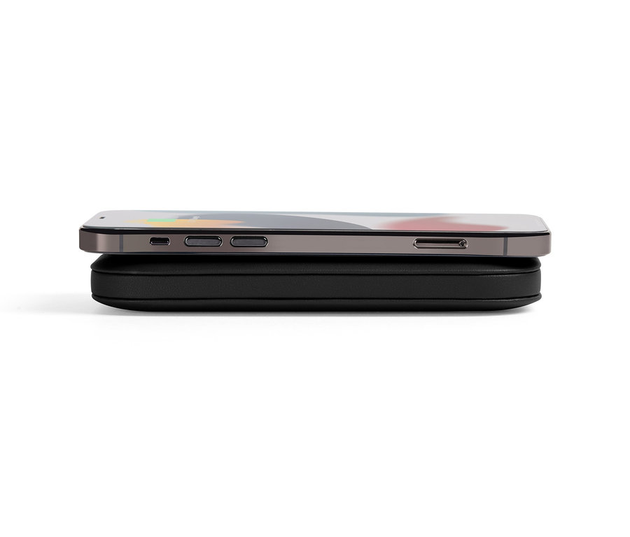Handy liegt auf schwarzer, kabelloser Powerbank Lexon »SOFTPOWER«.
