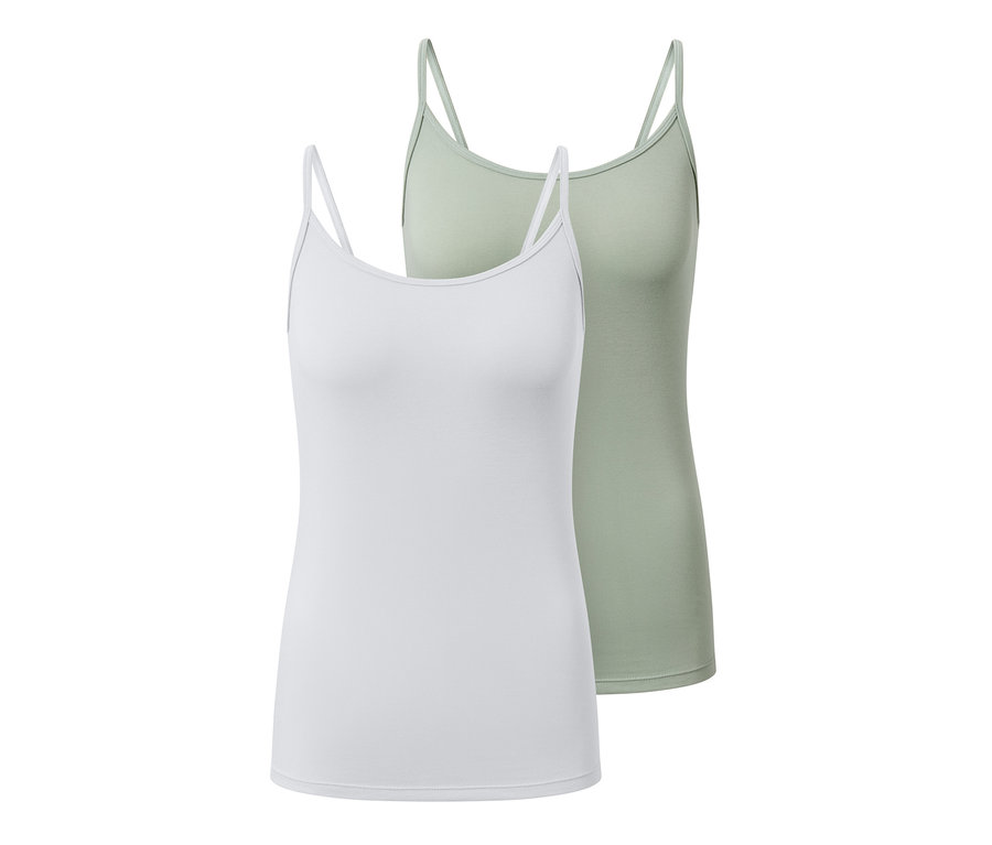 Zwei Hemdchen, ein weißes und ein hellgrünes, liegen nebeneinander.