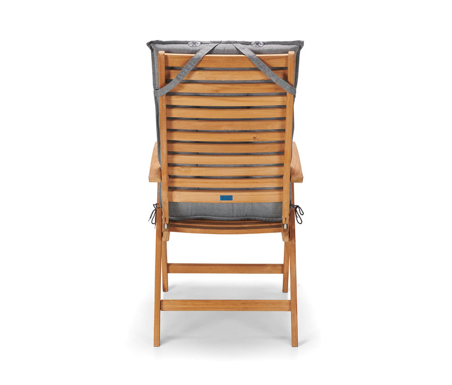 Rückansicht eines Teak-Hochlehners mit verstellbarer Rückenlehne und grauen Kissen.