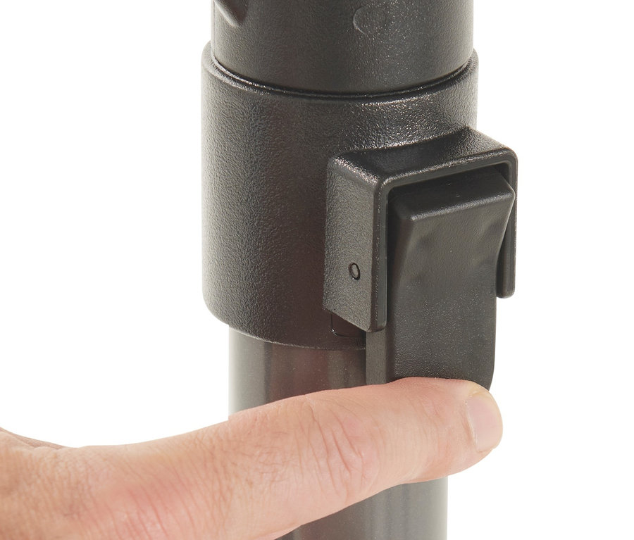 Eine Hand drückt einen Knopf an einem anthrazitfarbenen Leco Ampelschirm.