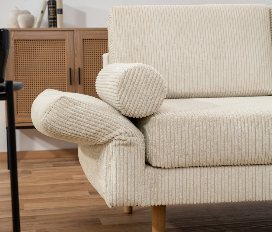 Detailansicht der beigen Cord-Recamiere »Ivo« mit Armlehne links.