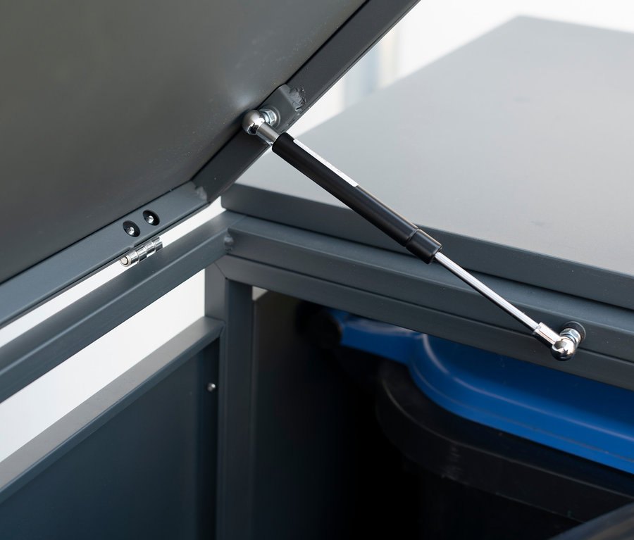 Geöffneter Mülltonnenbox aus Stahl.