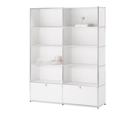 Weißes Regal »CN3« mit 2 Klappen. In den oberen Regalen befinden sich Dekorationen, im unteren Bereich befinden sich die Klappen.