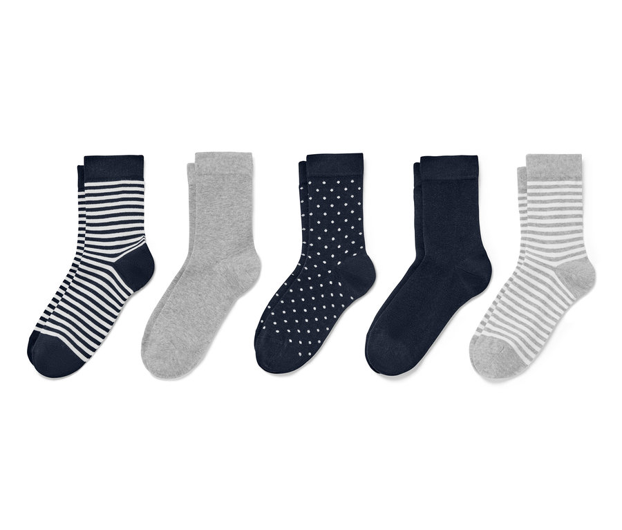 Fünf Paar Socken in verschiedenen Farben und Mustern.