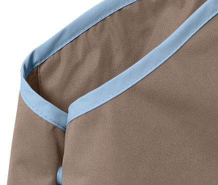 Detailaufnahme einer braunen Kleinkind-Regenhose mit blauem Saum.