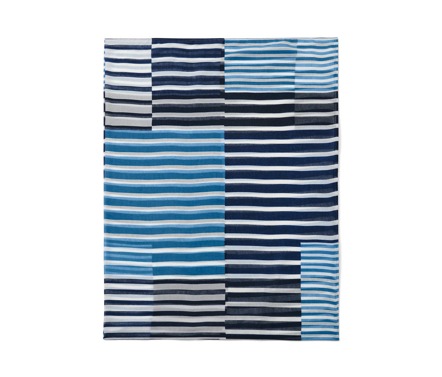 Gestreifter Loop-Schal mit blauen, grauen und weißen Streifen.