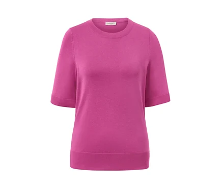 Pinker Feinstrickpullover mit kurzen Ärmeln.