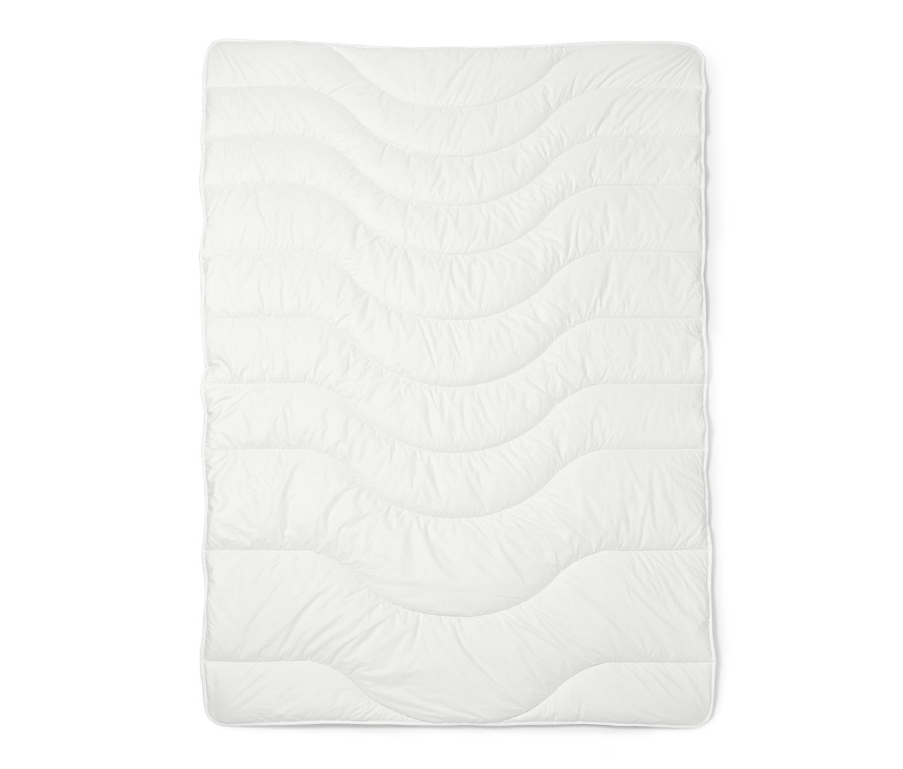 Eine weiße irisette® greenline Steppdecke »Aerelle® Blue« in Normalgröße liegt.