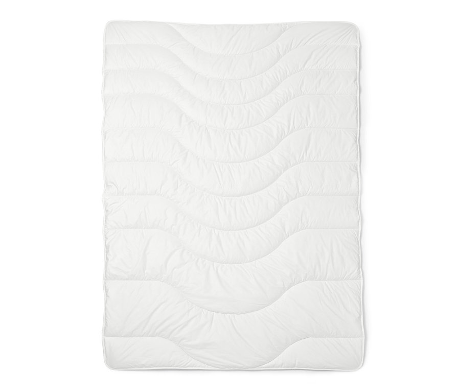 Eine weiße irisette® greenline Steppdecke »Aerelle® Blue« in Normalgröße liegt.
