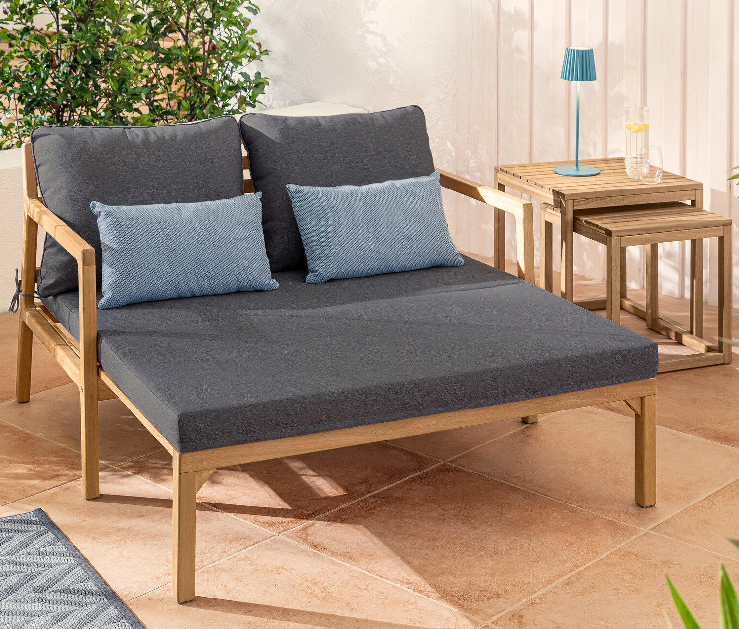 Ausziehbares Lounge-Sofa mit 2 Outdoor-Kissen mit Webstruktur und Beistelltisch-Set »Lenja«, ergänzt durch blaue LED-Akku-Outdoor-Tischleuchte und Stehleuchte.