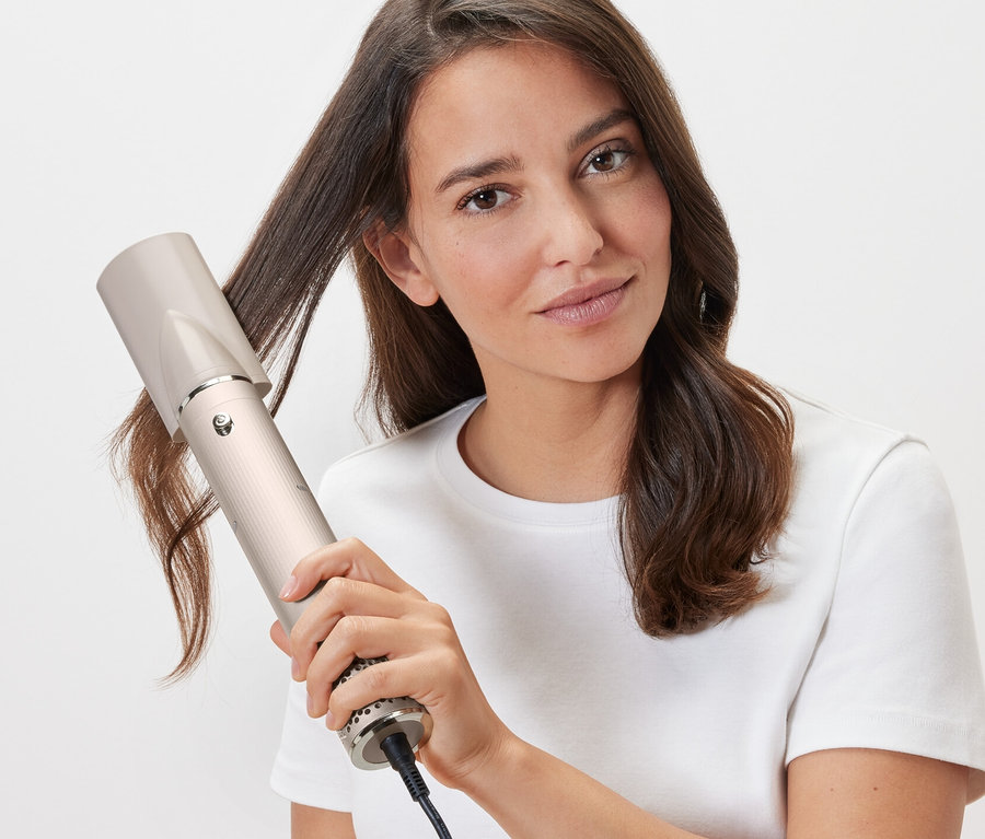 Frau stylt ihre Haare mit einem 5-in-1-Multi-Haarstyler-Set.