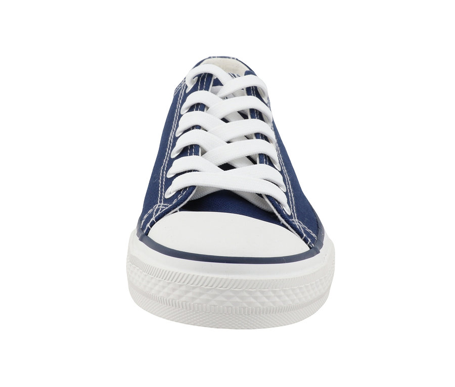 Nahaufnahme eines dunkelblauen Tom Tailor Sneakers aus Textil mit weißer Spitze und weißen Schnürsenkeln.