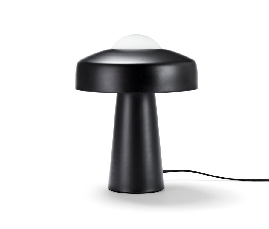 Schwarze Nordlux Tischleuchte »Time« mit rundem Schirm auf weißem Hintergrund.