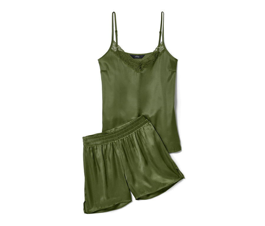 Ein grüner Satin-Shorty-Pyjama liegt auf einem weißen Hintergrund.