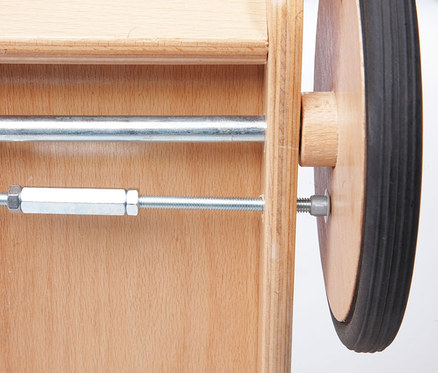 Detailansicht eines Pinolino Puppenwagens »Prinzessin Lea« mit Rad, Metallachse und Schrauben.
