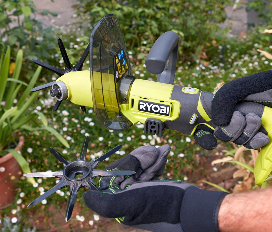 Mann hält RYOBI 18 V One+ Akku-Kompakt-Kultivator.