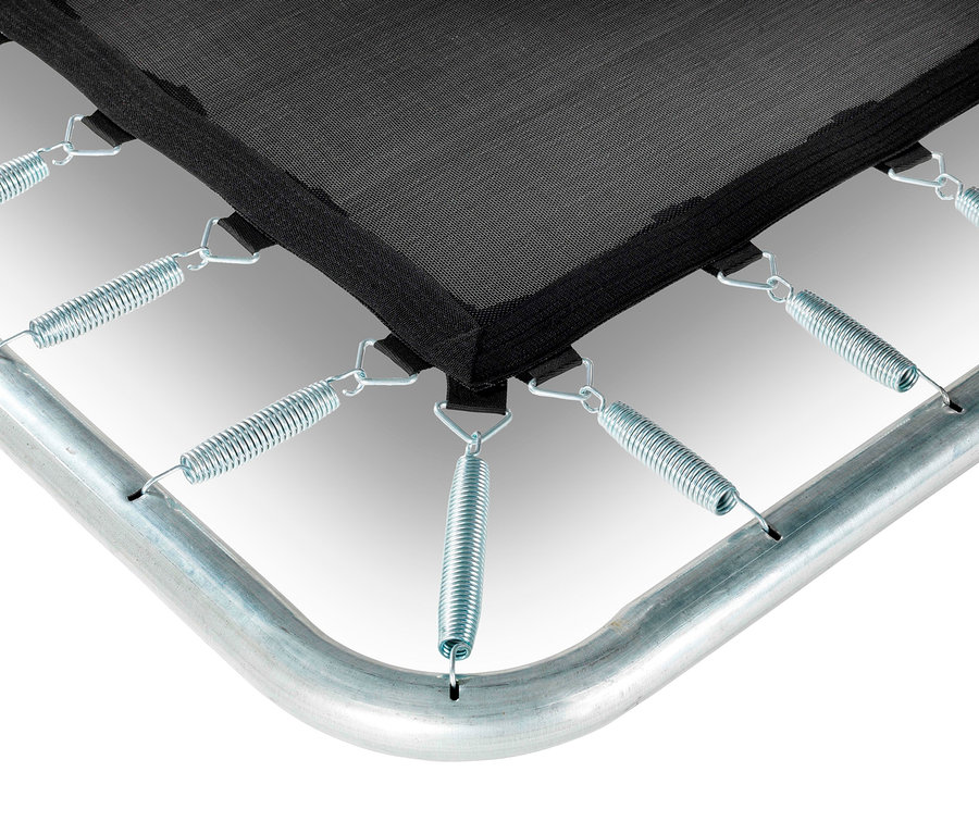 Detailaufnahme eines EXIT Bodentrampolin »Silhouette sports« mit Federn.