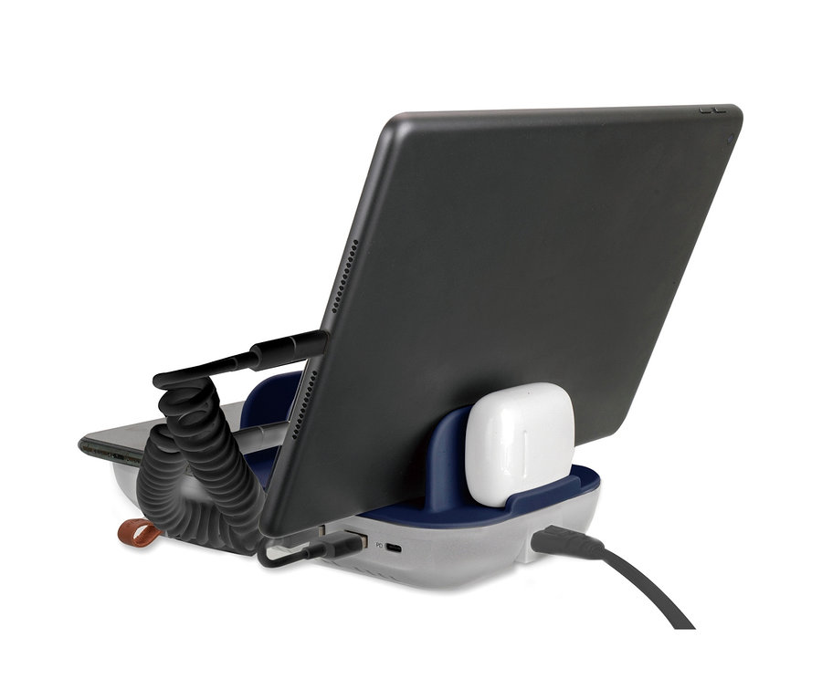 Ein schwarzes Tablet und weiße Kopfhörer sitzen auf einer grauen und blauen Dockingstation. Eine Multiport-Ladestation mit kabellosem Qi-Ladepad 63 W ist auch sichtbar.