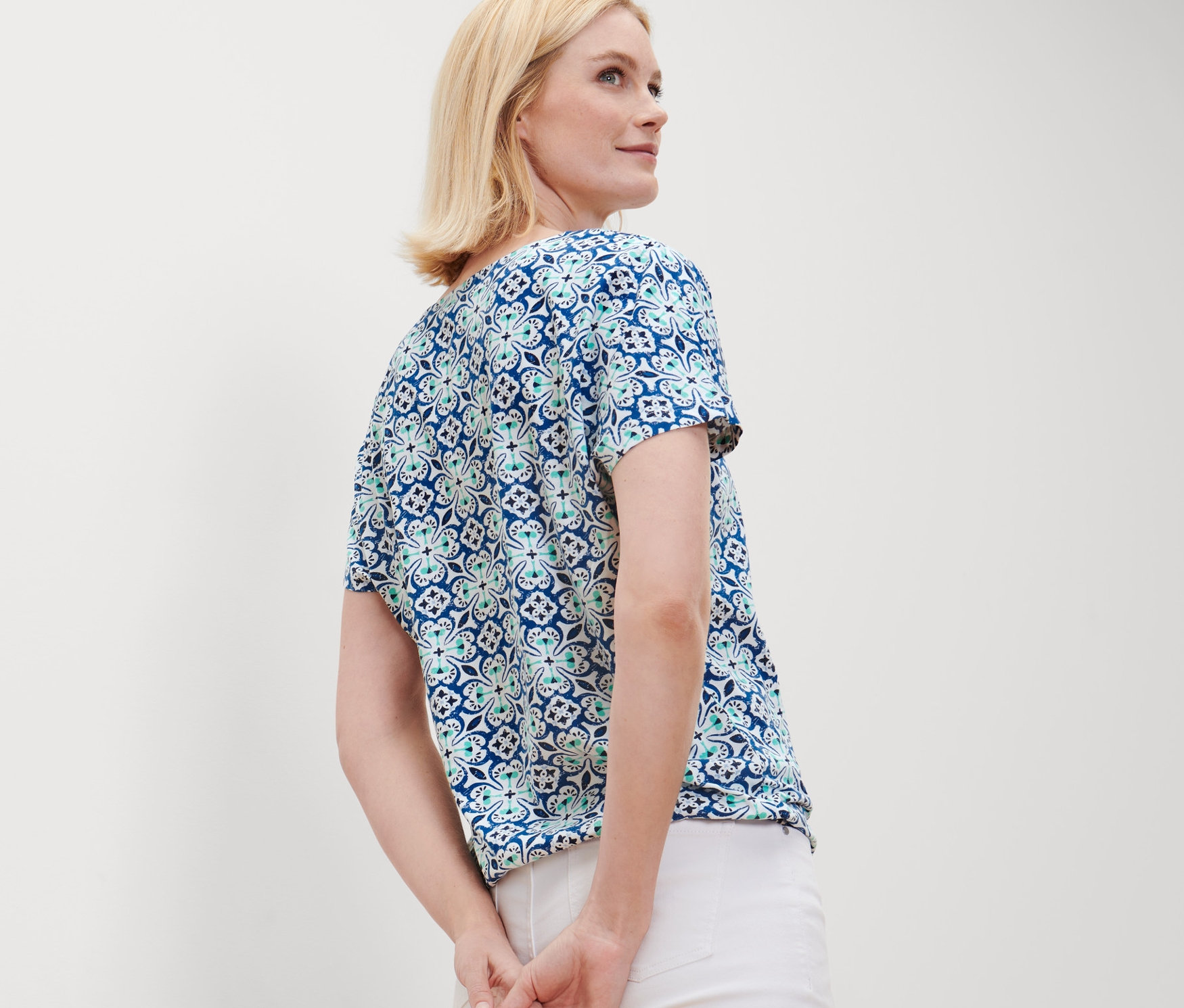 Thumbnail - Tchibo - Blusenshirt mit Alloverprint - Damen - Gr. S - weiß/print