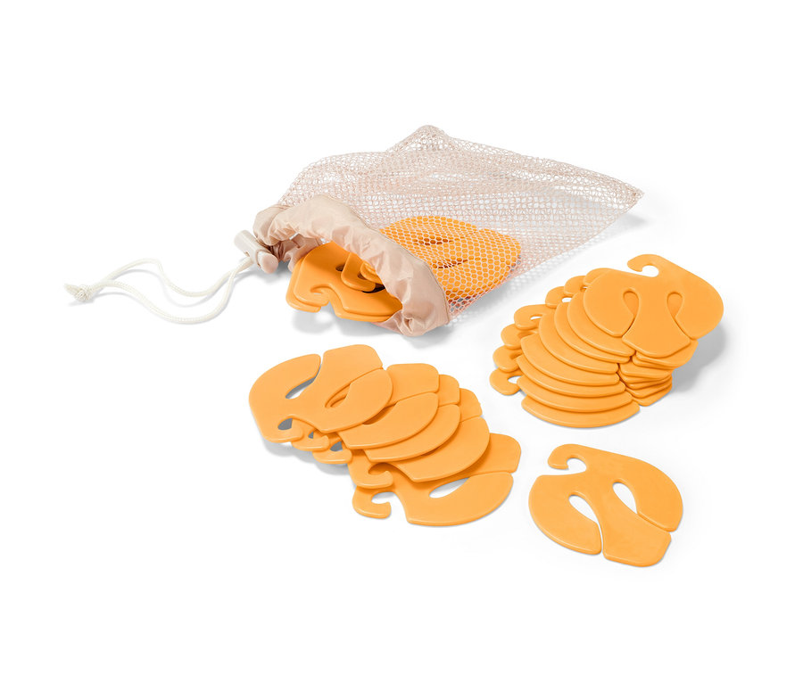 Orangefarbene 20 Socken-Clips, teilweise in einem Netzbeutel.