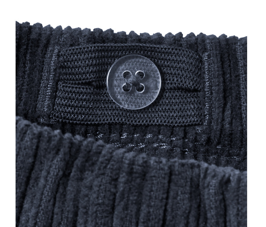 Detailaufnahme einer Kinder-Pull-on-Hose »Jona« mit Knopf.
