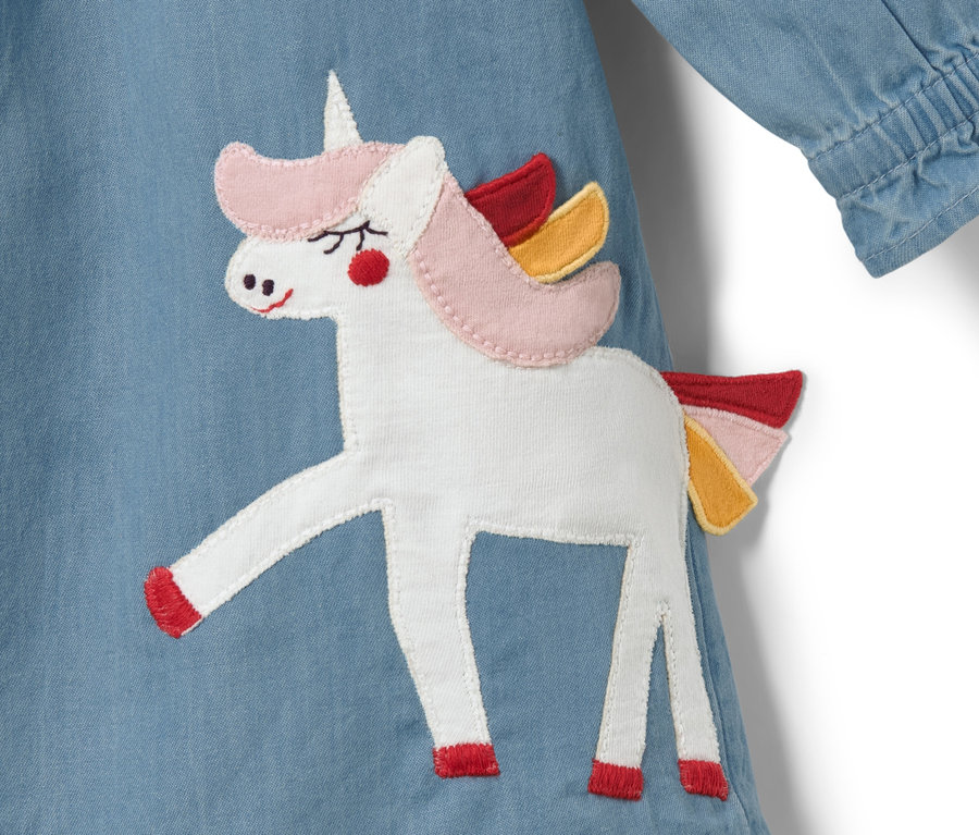 Blaues Kinder-Chambray-Kleid mit Einhorn-Applikation.