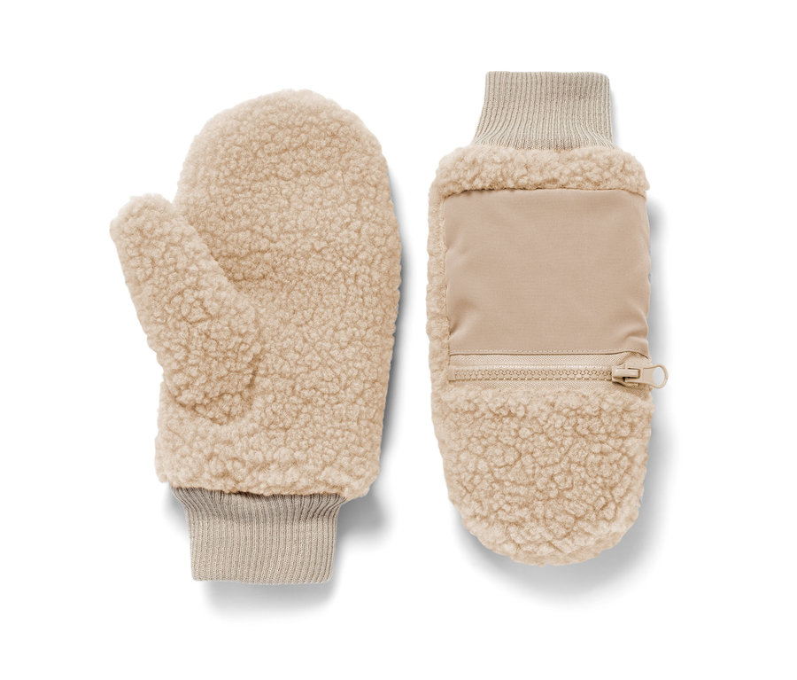 Zwei Teddy-Fäustlinge in Beige.