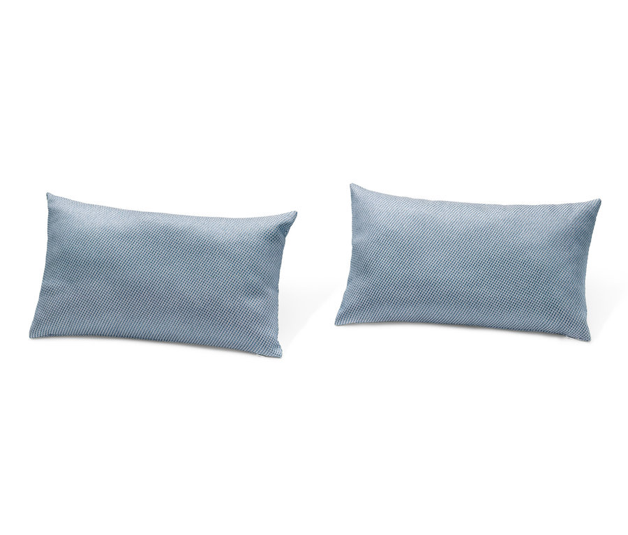Zwei blaue Outdoor-Kissen mit Webstruktur.