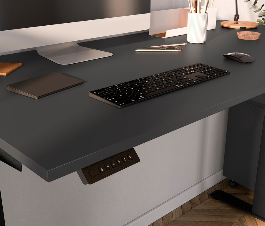 Detailansicht eines graphitfarbenen, elektrisch höhenverstellbaren Schreibtisches »Kopenhagen« mit Computer, Tastatur und Maus.
