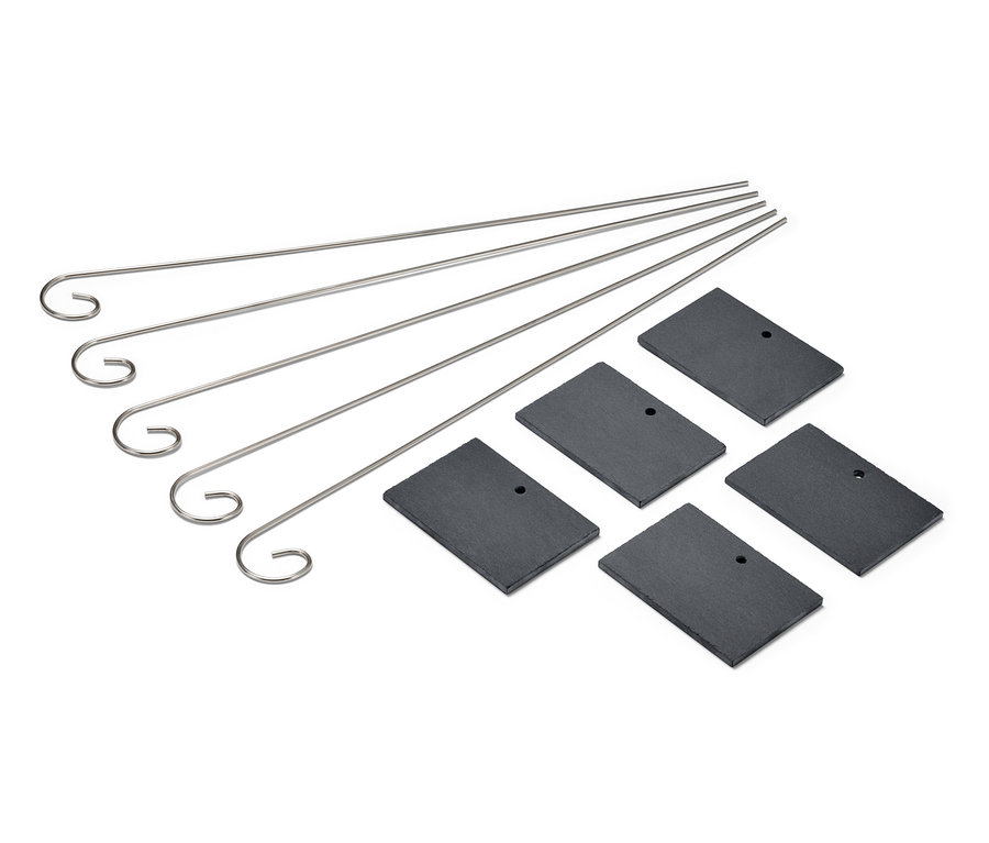 Fünf Schiefer-Beetmarkierer und fünf Metallstäbe liegen auf einem weißen Hintergrund.