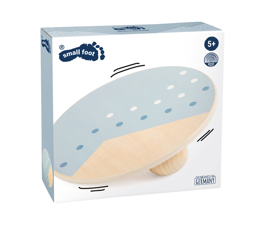Verpackung des small foot Balancierbretts "Adventure". Auf der Verpackung ist ein Bild des blau-hölzernen Balancierbretts mit Punkten.