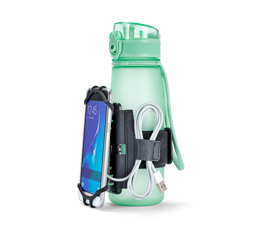 Eine grüne Trinkflasche mit einem befestigten Smartphone-Sportarmband.