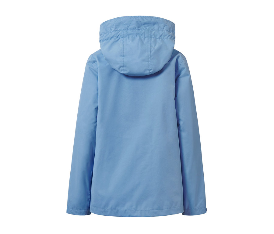 Hellblaue Allwetterjacke mit Kapuze von hinten.