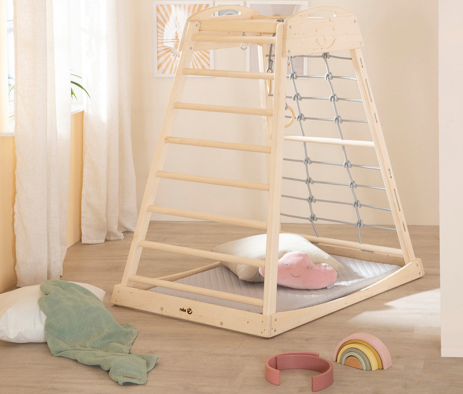 roba Indoor-Spielturm im Innenraum mit Spielzeug und Kissen.