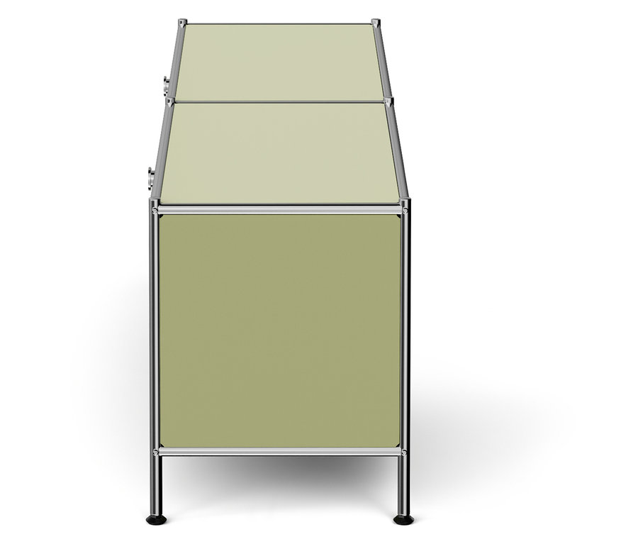 Beiger Schrank mit Chromrahmen.