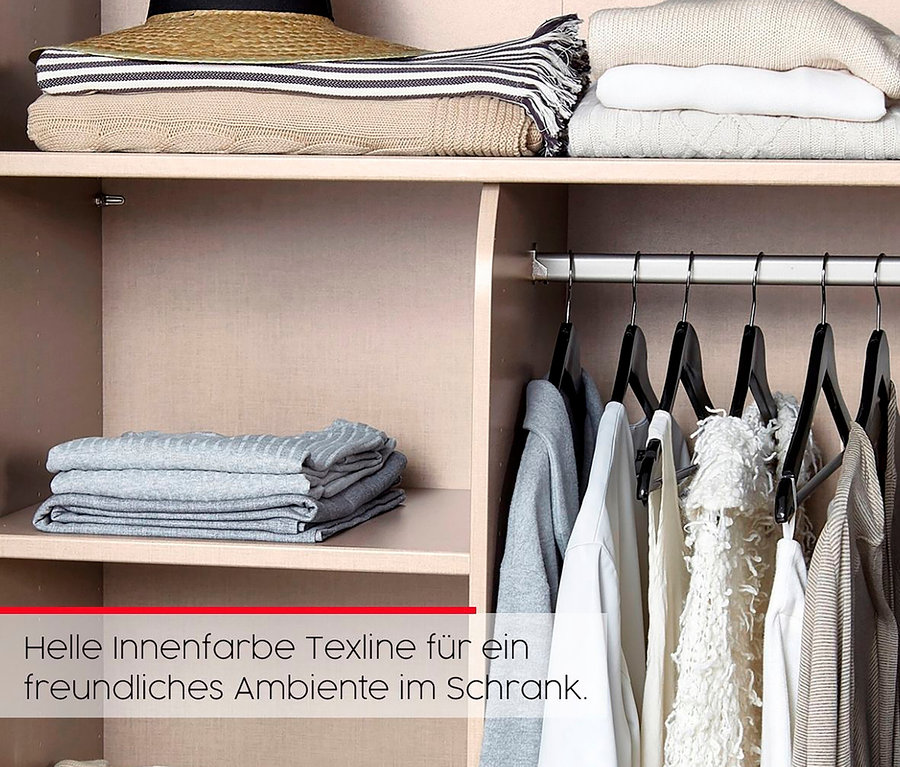 Einlegeboden eines Schranks mit gefalteter Kleidung, einem Hut und Kleidung auf Kleiderbügeln.