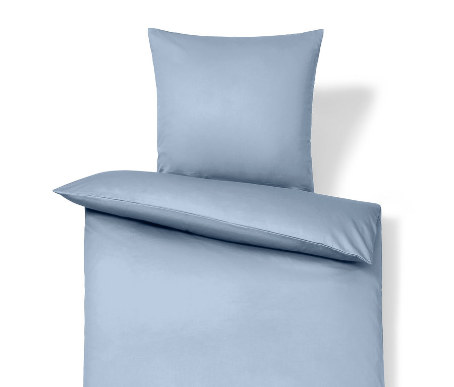 Hellblaue Kissen- und Bettdecke.
